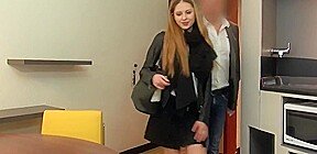 jeune coquine rejoint deux mecs matures