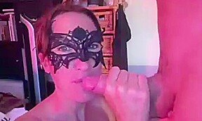 sa maitresse porte un masque en le suçant