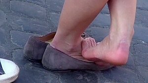 Standing shoeplay flats