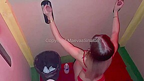 elle vide des mecs au gloryhole