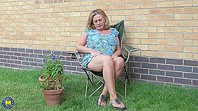 Camilla Shows Her Hot Body In The Garden! – MatureNl