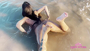 Eu E A Cassi Pegamos O Boy Safado Na Praia E Levamos Ele Para Quarto E Chupamos Muito Aquele Pau Gostoso. 6 Min