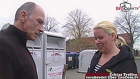 Notgeiler deutscher Opa fragt Hausfrau auf Straße nach sex