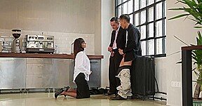 ava prend son pied avec 2 males