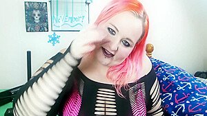 BBW Stretching and fingering pussy