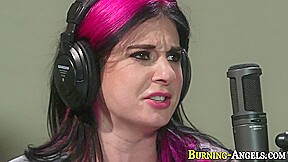 Goth lesbian gets oral