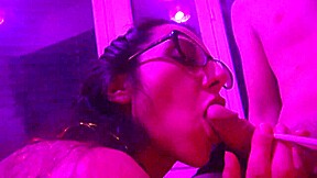 je le suce en tirant sur ma clope