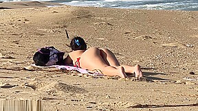 Publico Safada se masturbando na praia, Beach masturbation public flash caught on tape micro bikini