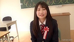 250325つい先程まで高校生やってた美女e1