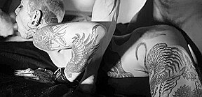 a deux pour faire crier cette nymho tatouée