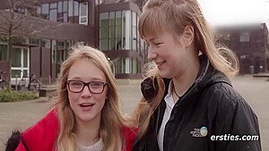 Studentinnen Mit Rocken Haben Spab Im Seminarraum