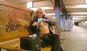 Bimbo s’exhibe dans le metro