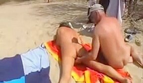 Un vieux retraite doigte le cul de sa femme sur la plage