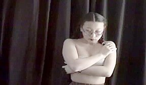 Une asiatique se caresse la chatte sous l’oeil de la camera