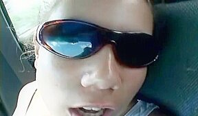 Une grosse chienne se masturbe dans sa caisse