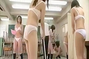 Etudiantes japonaises lavent le sol nues au pensionnat