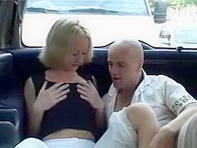 Je me fait niquer sur la banquette arriere