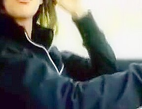 J’excite le moniteur qui me sodomise en voiture