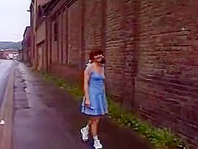 Une allemande abordee et niquee par un vieux vicieux