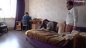 Devushka Poebalas S Parnem Za Spinoi Muzha Kukolda