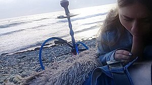 Girl sucked right on the beach near the sea