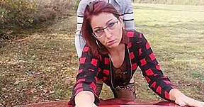 il la baise comme une chienne contre le capot