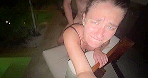 il me met un cop discretement dans la piscine de l hotel