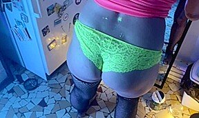 sa belle en petite culotte vient chercher sa queue