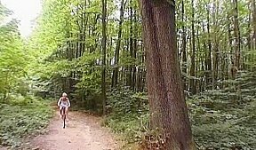 Blondasse Baisee en pleine foret