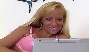 Blonde bresilienne se gode devant sa cam et baise