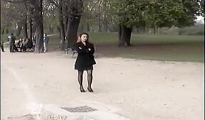 Cette beurette donne un cours d’exhibition a sa copine et se lache dans un parc