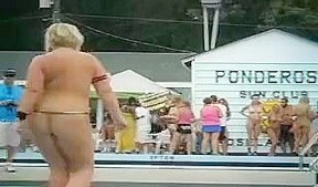 Concours de jolies filles nues a la plage