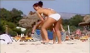 Deux copines topless simulent de baiser sur la plage
