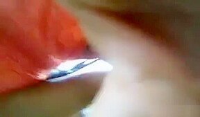 esibizionista italiana si masturba in macchina e poi pompa un guardone