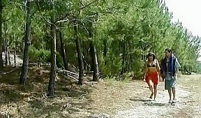 Exhibe et baise en foret