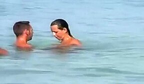 Fille aux gros seins suce Step son copain devant des amis