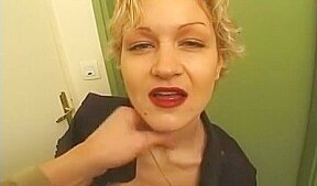 Francaise qui fait pipi hihi