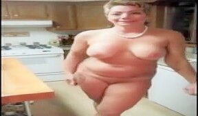 Hot Exhibitionist MILF gets splashed all over her face