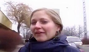 Il arrive a baiser une russe blonde dehors alors qu’il la connait pas