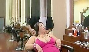 Le coiffeur defonce une grosse cliente chaude dans Step son salon