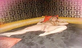 Lisa vous offre ses plus belles photos de sa chatte tres exhibe