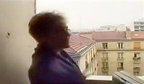 Mature s’exhibe devant la tour eiffel