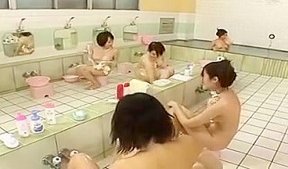 Un mec entre dans les douches des filles japonaises nues