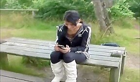 Une brunette roumaine suce un pote dehors en plein jour