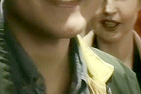 Amatrice shoppee dans un salon erotique