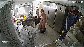 baisée dans la réserve du restaurantt