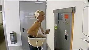 Bonne milf sexy niquee dans un parking