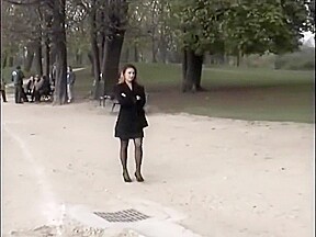 Cette beurette donne un cours d’exhibition a sa copine et se lache dans un parc