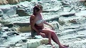 Couple timide se frotte sur une plage au soleil