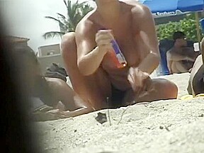 De belles femmes en bikini ou topless sur le sable fin